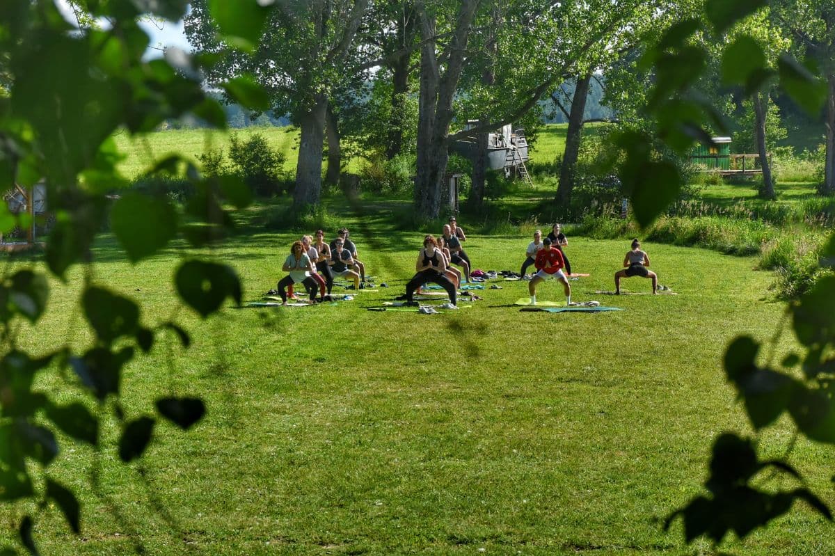personne pratiquant le yoga en pleine nature