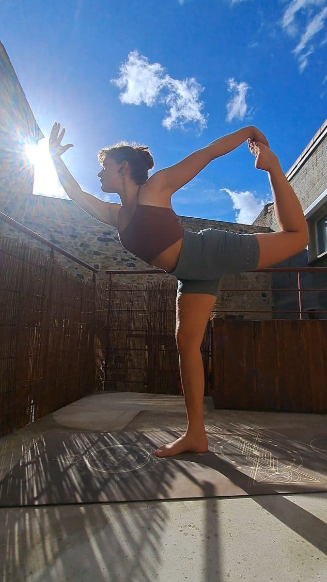 pratique de yoga dans un cadre apaisant
