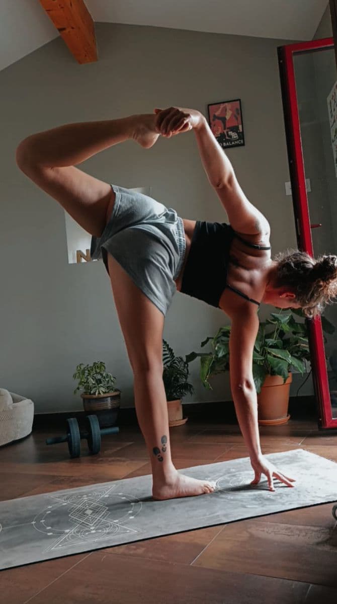 une séance de yoga dans un environnement serein