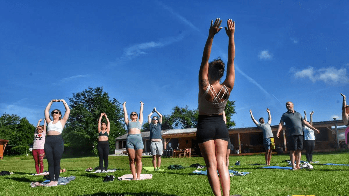 personne pratiquant le yoga dans un environnement paisible
